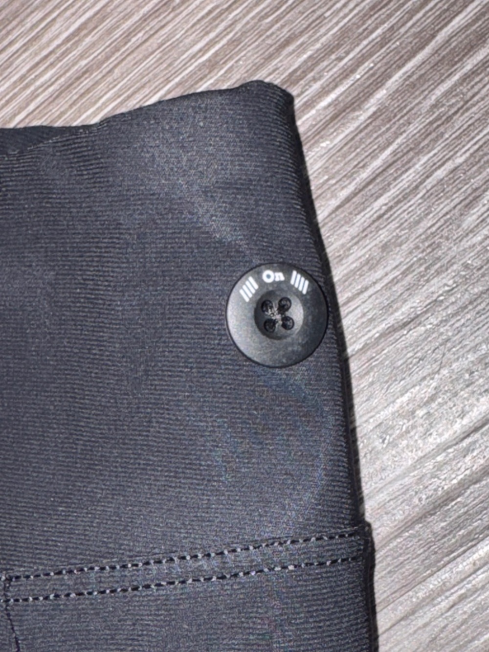 On Run on clouds! Mens Hybrid Black Tech Shorts. Size L - Picture 3 of 5